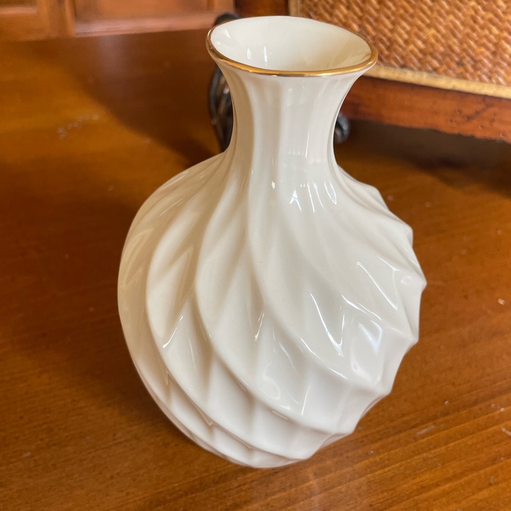Lenox 5 1/2” Rose Bud Vase Ripple Design with Gold Accented Top